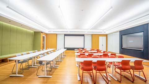 In what kind of environment are the students learning?